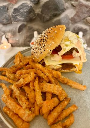 Φωτογραφία της συνταγής Burgers 🍔 με χειροποίητα ψωμάκια και τηγανητές πατάτες 🍟