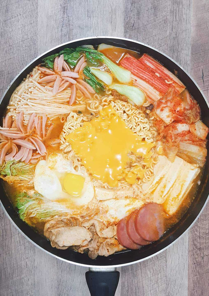 韓式部隊鍋😋不論任何季節都愛吃的懶人鍋物☆零廚藝料理 的食譜成品照片