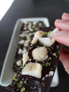 Una foto de Chocolate negro al jengibre y lima con nueces de macadamia