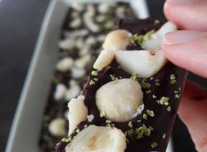 Una foto de Chocolate negro al jengibre y lima con nueces de macadamia