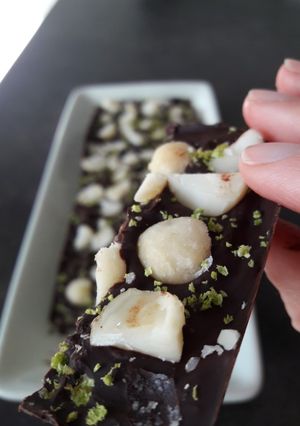 Una foto de Chocolate negro al jengibre y lima con nueces de macadamia