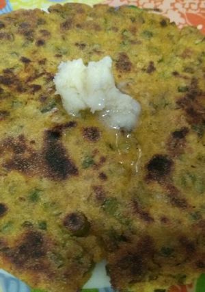 A picture of Makki ki roti methi wali.