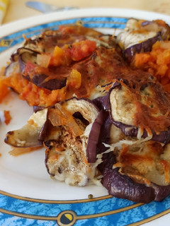 Una foto de Moussaka rápida de berenjena con relleno de boniato y calabaza