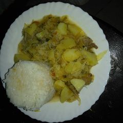 A picture of Boiled rice with stew.