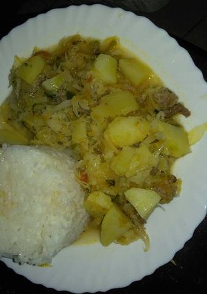 A picture of Boiled rice with stew.