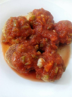 Una foto de Albóndigas de pollo y berenjena en salsa
