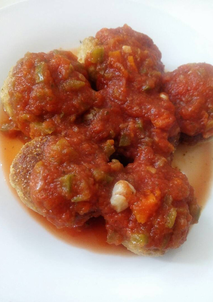 Una foto de Albóndigas de pollo y berenjena en salsa