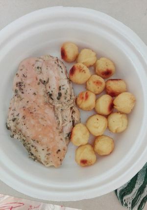 Una foto de Pollo a la plancha y papas duquesa