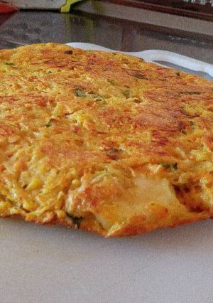 Una foto de Tortilla de papa y zanahoria ralladas