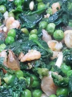 Una foto de Espinacas con gambas y guisantes