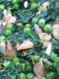 Una foto de Espinacas con gambas y guisantes