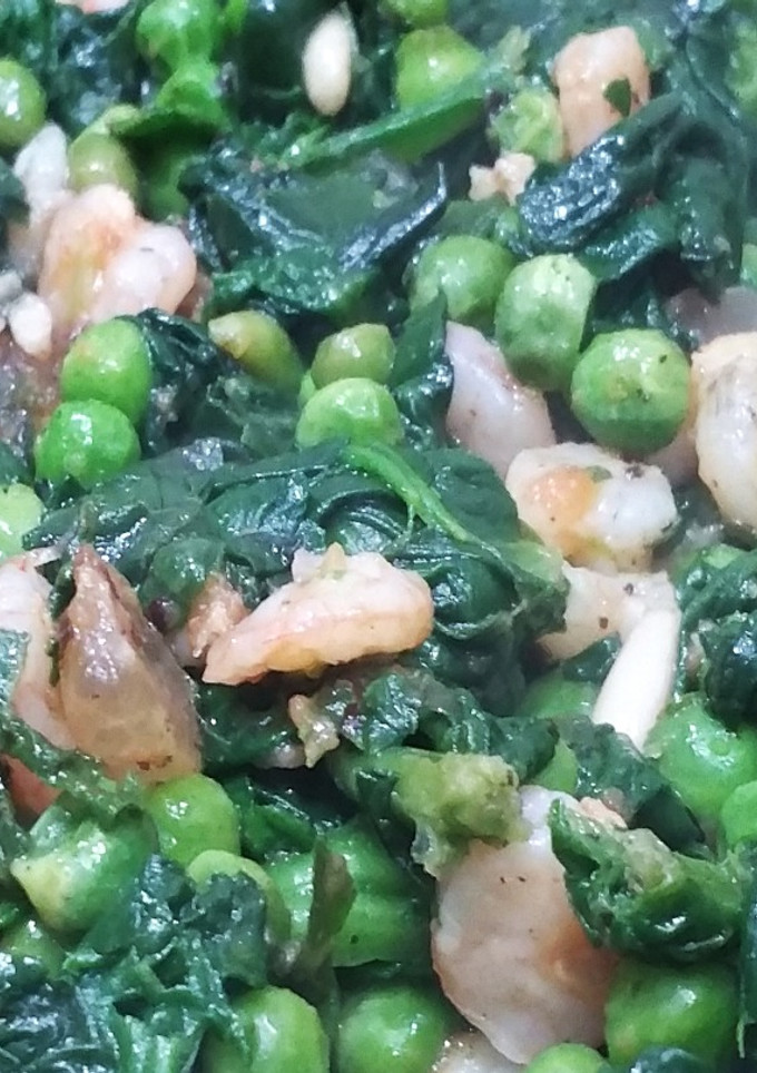Una foto de Espinacas con gambas y guisantes