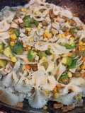 Wok de vegetales, pollo y fideos