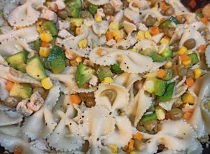 Una foto de Wok de vegetales, pollo y fideos