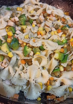 Una foto de Wok de vegetales, pollo y fideos