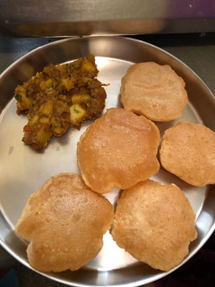 पूरी आलू की सब्जी (Puri aloo ki sabzi recipe in hindi) रेसिपी मुख्य फोटो