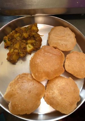 पूरी आलू की सब्जी (Puri aloo ki sabzi recipe in hindi) रेसिपी मुख्य फोटो