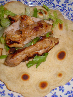 Una foto de Wrap de tortillas de trigo caseras con pollo especiado