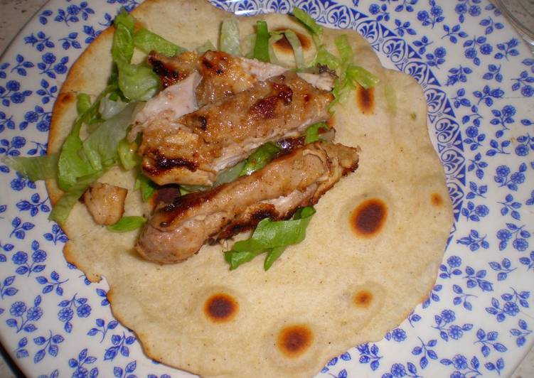 Wrap de tortillas de trigo caseras con pollo especiado