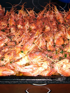 Una foto de Gambones al horno en salsa