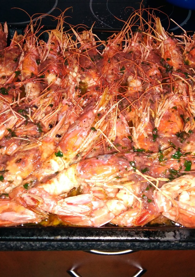 Una foto de Gambones al horno en salsa