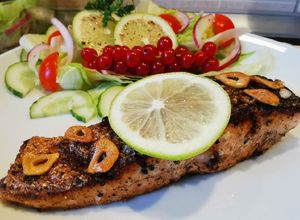 Vajas fokhagymás bőrös lazac steak recept fotója