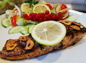 Vajas fokhagymás bőrös lazac steak recept fotója