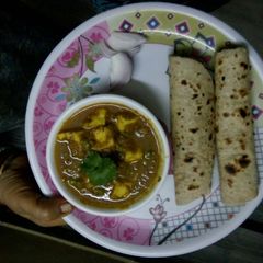 A picture of Paneer Curry & Roti.