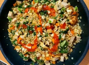 Hình của món Cơm rang trứng Dương Châu | nhiều rau củ, tốt cho sức khỏe.