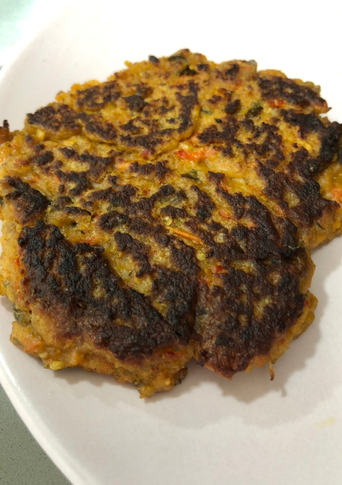 Una foto de Hamburguesa veggie de berenjena y pimiento rojo 🍆🌶