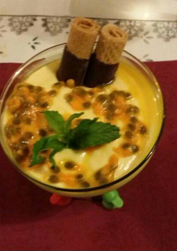 Una foto de Mousse de maracuyá