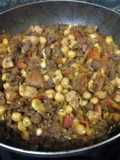 Picadillo a la Mexicana con Garbanzos Fritos