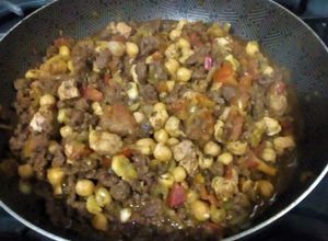 Una foto de Picadillo a la Mexicana con Garbanzos Fritos