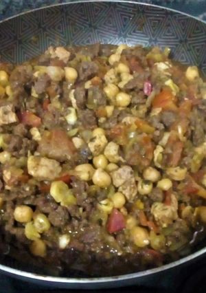 Una foto de Picadillo a la Mexicana con Garbanzos Fritos