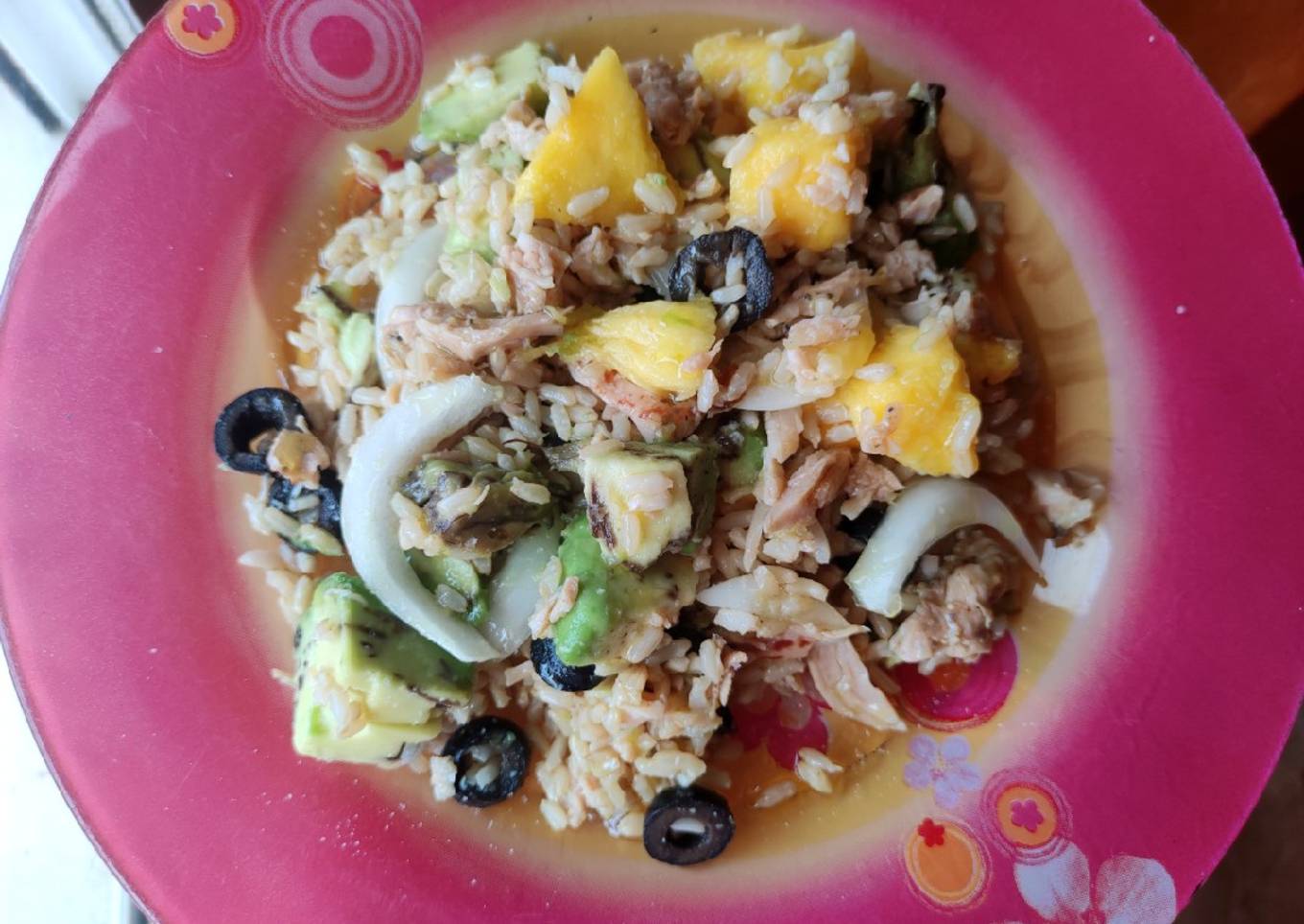 Ensalada de arroz integral con pollo, mango y aguacate (fácil)