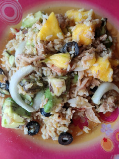Una foto de Ensalada de arroz con pollo, mango y aguacate