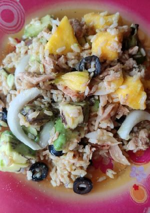 Una foto de Ensalada de arroz con pollo, mango y aguacate