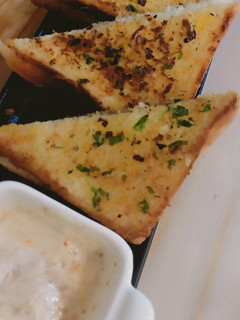 चीजी गार्लिक ब्रेड (cheese garlic bread recipe in marathi) रेसिपी चे मुख्य फोटो
