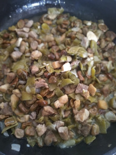 Una foto de Habas refritas con las vainas y carne de cerdo y pollo