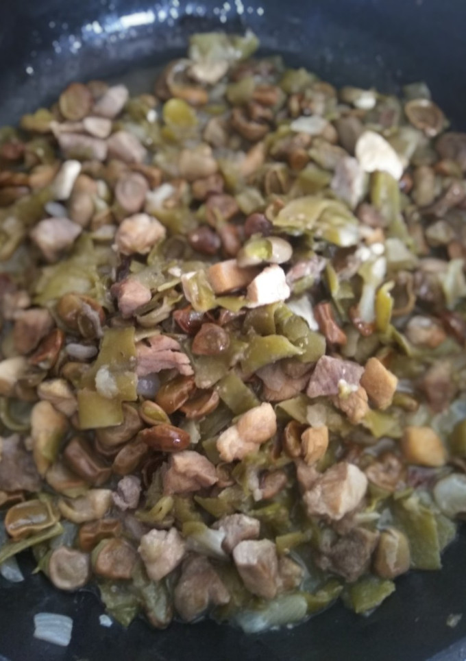 Una foto de Habas refritas con las vainas y carne de cerdo y pollo