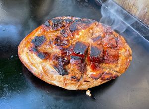 Une photo de Rouelle de porc marinée en sucré salé grillée à la plancha