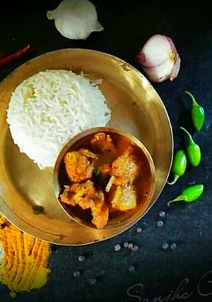 A picture of Bengali chicken Curry or Murgir jhol.