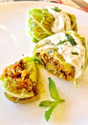 Una foto de Malfuf libanés -Hojas de col rellenas de carne y arroz-