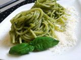 Sos pesto făcut în casă cu spaghetti