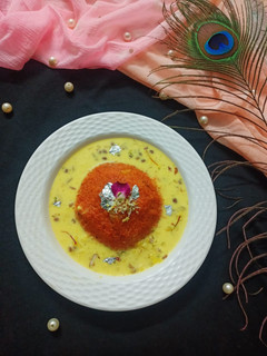 केसरिया रबड़ी विद गाजर हलवा (Kesariya rabdi with gajar halwa recipe in Hindi) रेसिपी मुख्य फोटो