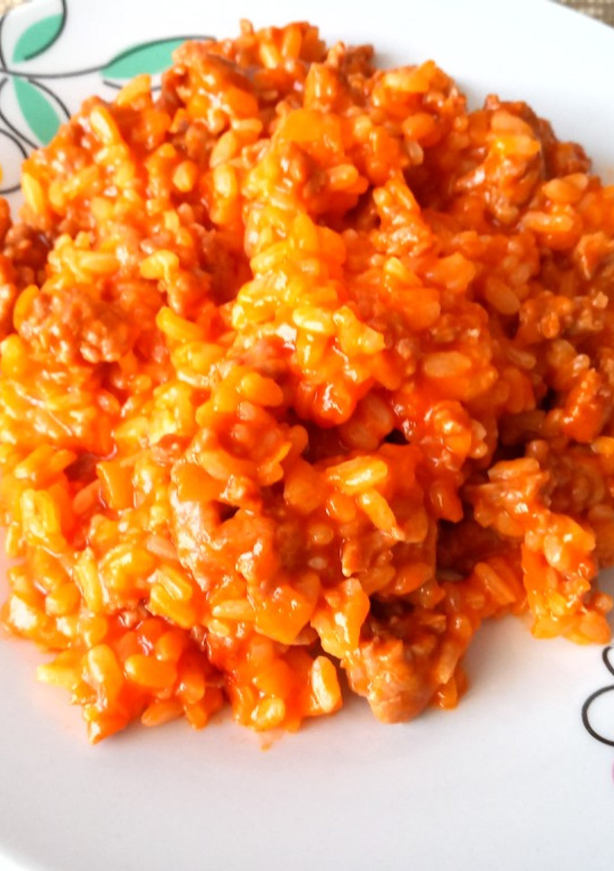 Una foto de Arroz con carne picada y tomate