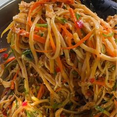 A picture of Chinese Chicken Noodle Salad 鸡丝凉拌面.