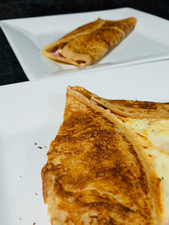 Una foto de Crepes de harina de espelta con York y queso🧀🥞