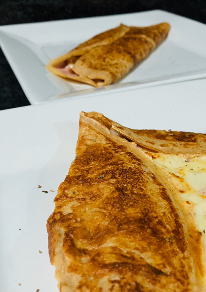 Una foto de Crepes de harina de espelta con York y queso🧀🥞