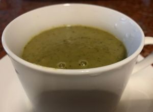 Una foto de Sopa de cebollas y kale (en sopera)